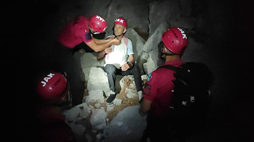 Jandarma Antalyada kaybolan Litvanyalı turisti dağlık alanda buldu
