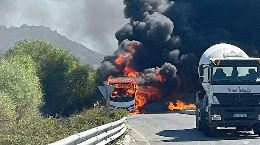 Kuşadasında faciadan dönüldü: Rus turistleri taşıyan midibüs alev alev yandı - Aydın haberleri