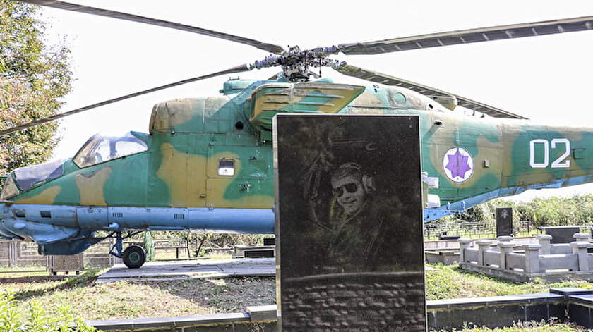 Gürcistanda pilotun mezarında 28 yıldır duran savaş helikopteri görenleri şaşırtıyor