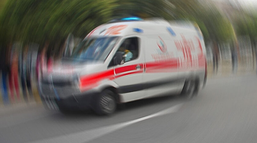 Ankarada otomobil ile çarpışan ambulans devrildi: 3 yaralı - Ankara haberleri
