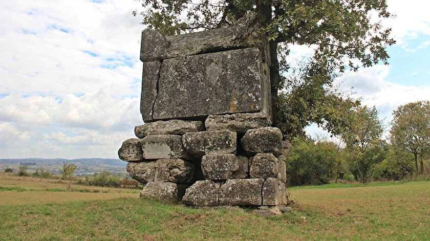 Köyün ortasındaki 2 bin yıllık lahde kazınmış cümleler görenleri şaşırtıyor