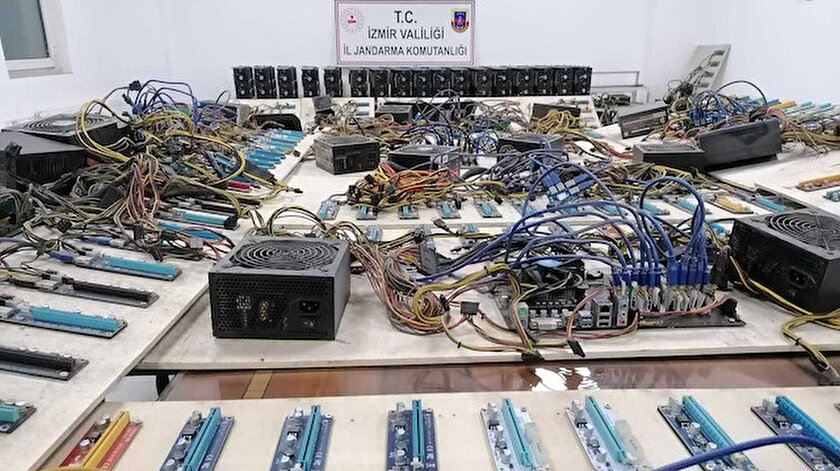 İzmir’in Menderes ilçesinde kripto para üretilen iş yerine operasyon düzenleyen jandarma ekipleri, 22 adet kripto para üretim cihazı ele geçirdi. Olayla ilgili 2 şüpheli hakkında adli işlem başlatıldı.