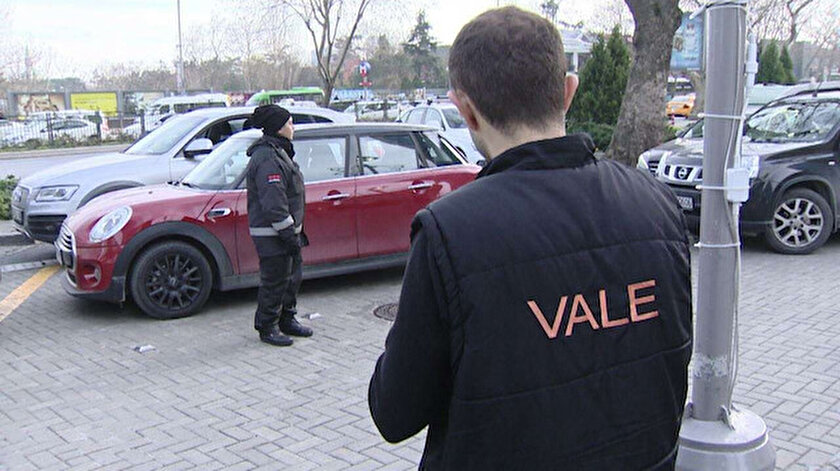 Değnekçilik devri kapanıyor: Valeler artık yakalarında Mesleki Yeterlilik Kimlik Kartı taşıyacak