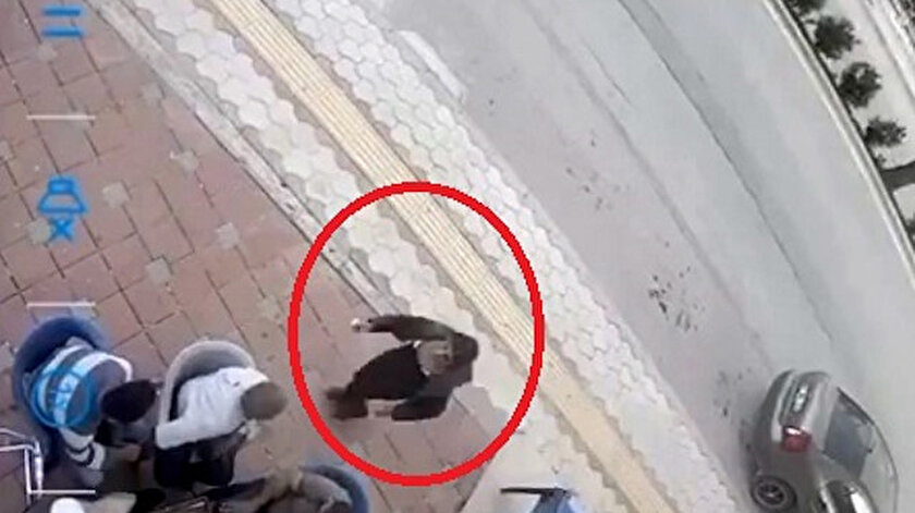 Satırlı saldırıya uğrayan kadın vatandaşların yanına sığındı: Tavla oynayanlar müdahale bile etmeden izledi