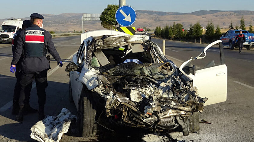 Afyonkarahisarda otomobil ile kamyonet çarpıştı: 3 ölü, 1 yaralı