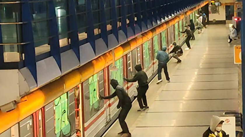 Prag metrosuna boyalı saldırı: Yolcular tepki gösterince kavga çıktı