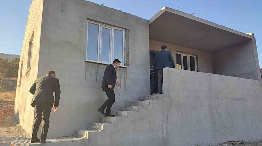 Kaymakamlık evi yanan Eşe Nineye yeni ev yaptırdı