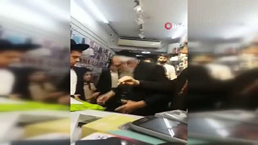 Akıllı telefon satın alan Ultra-Ortodoks Yahudiye dayak