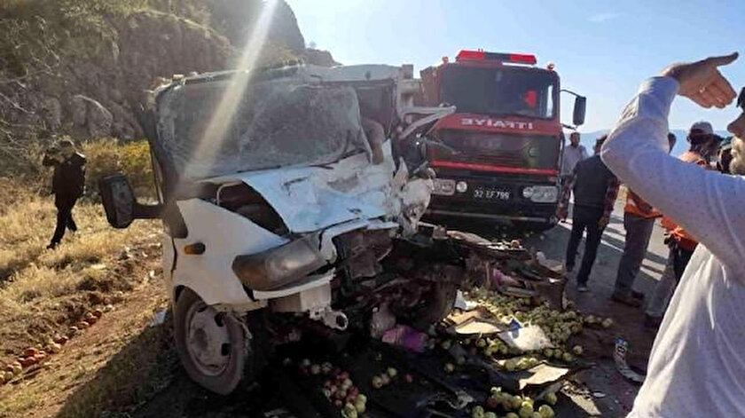 Minibüs ile kamyonetin kafa kafaya çarpıştığı feci kazada ölü sayısı 2’ye yükseldi