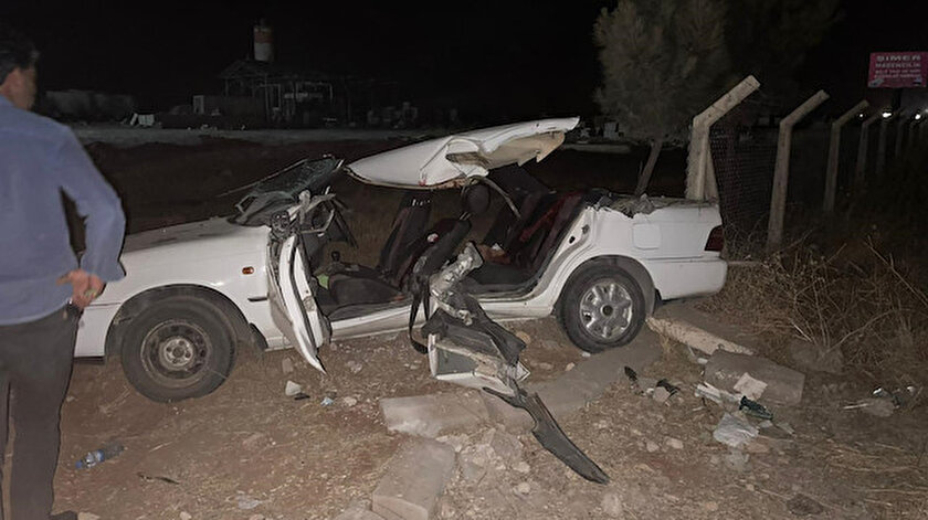 Şanlıurfa Suruçta iş makinesiyle çarpışan otomobilin tavanı koptu: 2 ölü, 6 yaralı