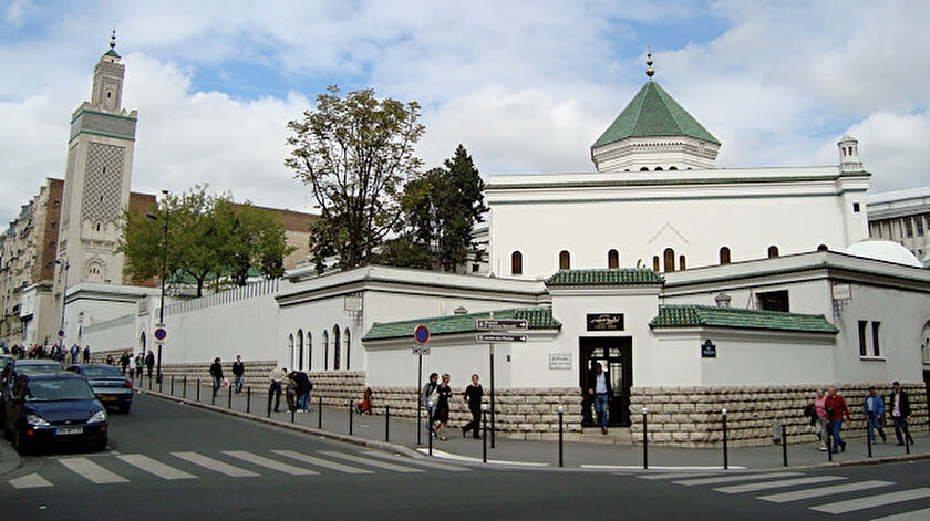 Fransanın İslam düşmanlığı katlanıyor: Bir cami daha kapatıyorlar