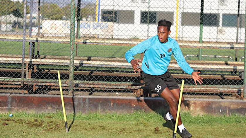 Balotellinin kardeşi henüz forma giyemedi