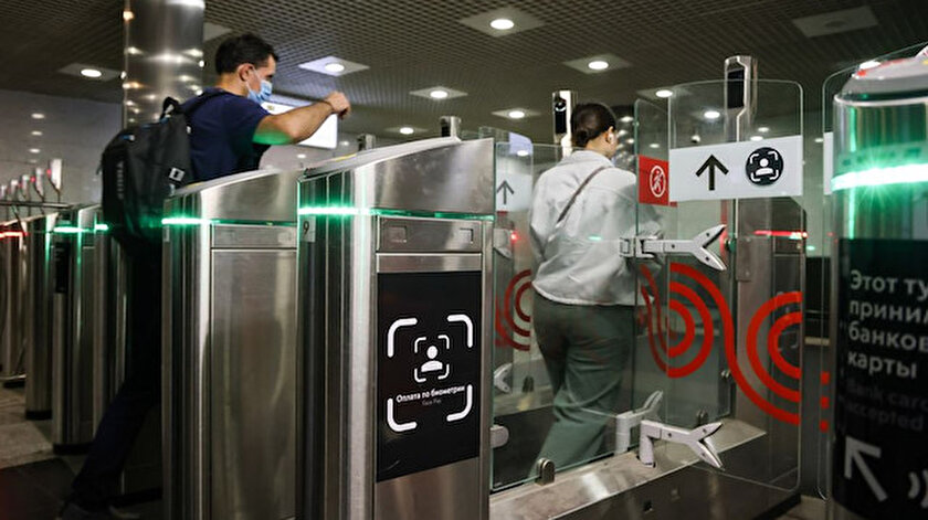 Moskova metrosunda yüz tanımayla ödeme sistemi başladı