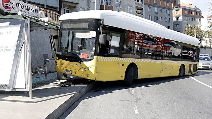 Kağıthanede faciadan dönüldü: İETT otobüsü durağa daldı