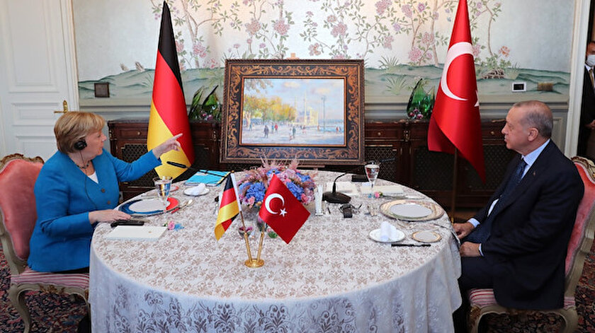 Cumhurbaşkanı Erdoğandan Merkele Ortaköy tablosu