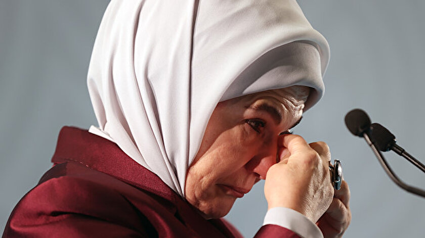 Emine Erdoğan gözyaşlarını tutamadı: Bu çocuklar başlarını kaldırdıklarında balon değil bombaları görüyor