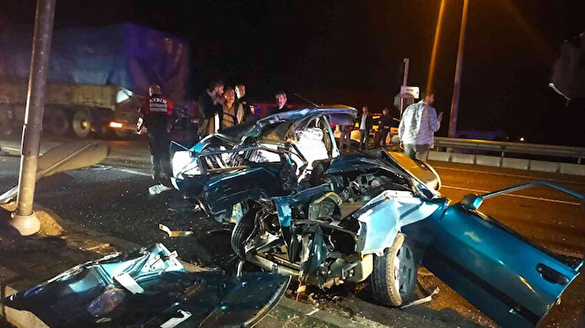 Kamyon ile çarpışan otomobil hurda yığınına döndü