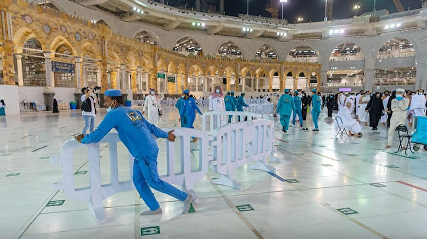 Salgından bu yana ilk: Kabe’nin etrafındaki bariyerler kaldırıldı
