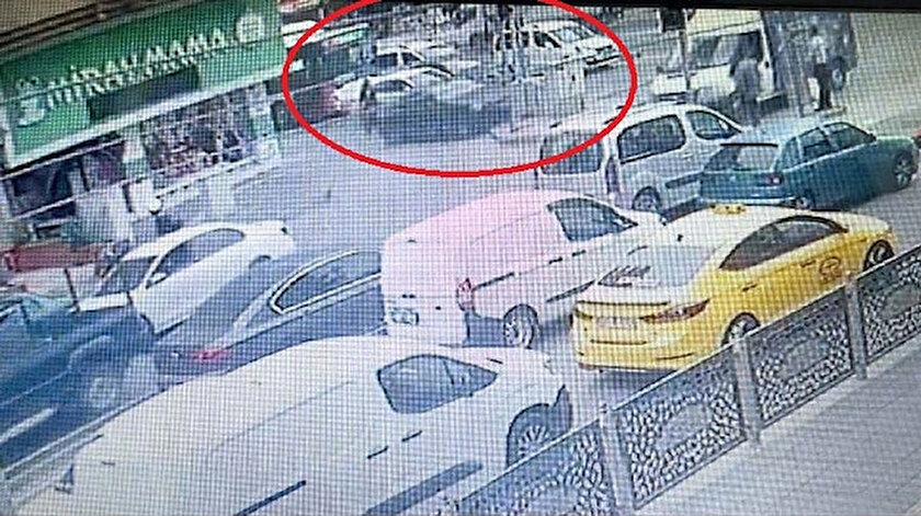 Gaziantepte otomobilinde tehdit edilen sürücü direğe çarptı