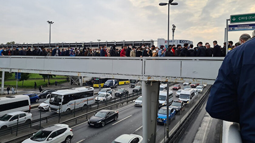 İstanbul Yenibosna metrobüs durağında izdiham: Vatandaşlar her gün aynı çileyi yaşamaktan bıktı