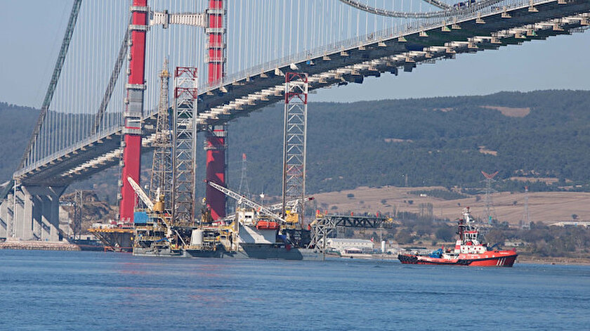 Dev platform 57 metre suya batırılarak 1915 Çanakkale Köprüsü altından geçti