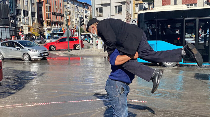 Sivasta vana arızası: Caddeyi su basınca vatandaşlar zor anlar yaşadı