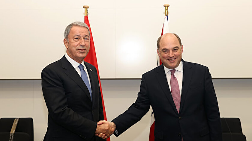 İngiltere Türkiyeden SİHA alacak iddialarının gölgesinde kritik temas: Bakan Hulusi Akar İngiliz mevkidaşı ile görüştü