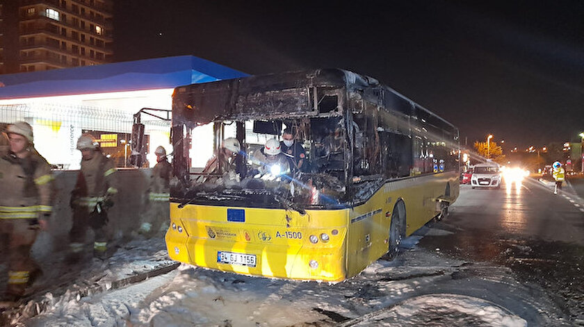 Akaryakıt istasyonunun yakınında faciadan dönüldü: Park halindeki İETT otobüsü alev alev yandı