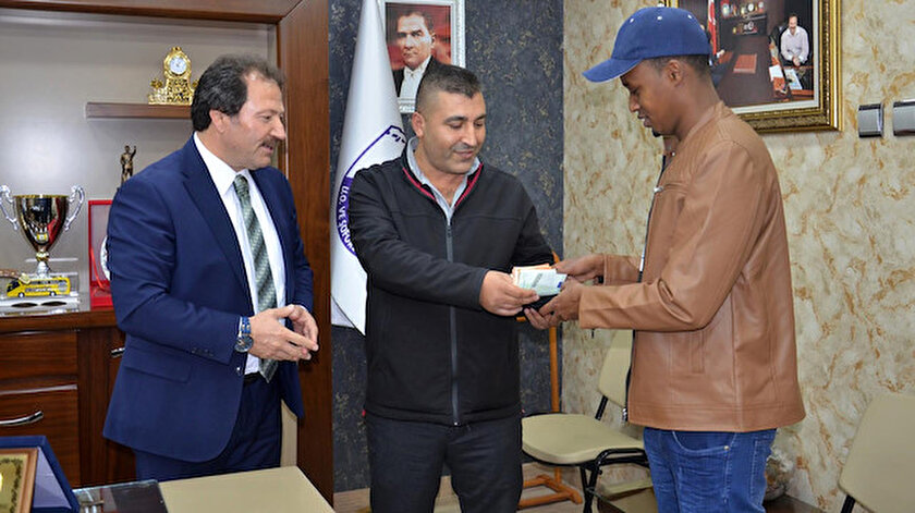Somalili turist takside düşürdüğü saç ektirme parasına kavuştu