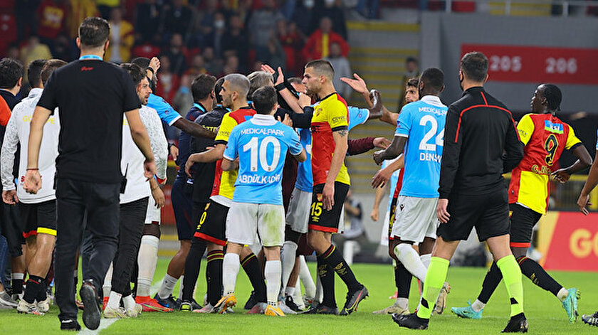 Göztepe-Trabzonspor maçının devre arasında saha karıştı