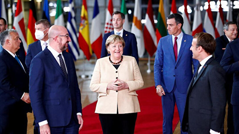 Angela Merkel katıldığı son AB zirvesinde mevkidaşlarıyla vedalaştı