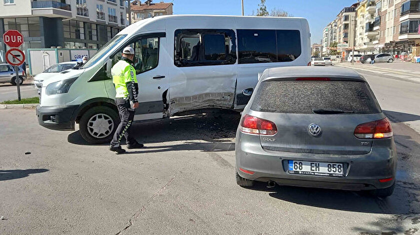 Aksarayda öğrenci servisiyle otomobil çarpıştı: 7si öğrenci 10 kişi yaralandı