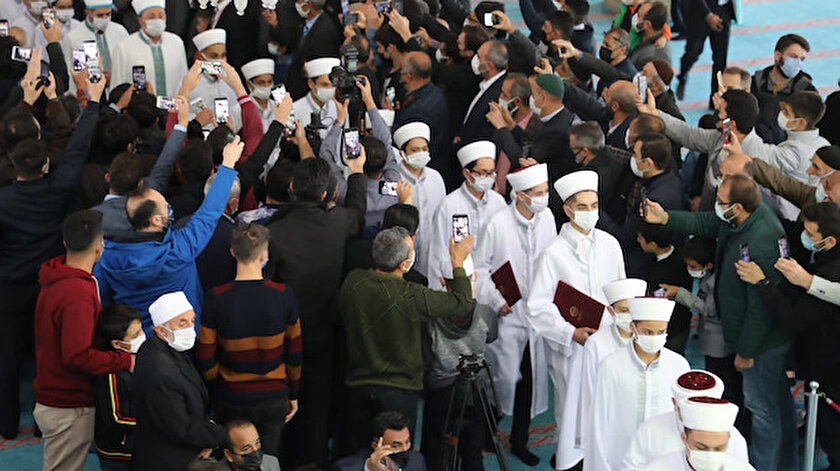 Birgün gazetesinden cami içinde protokol yolu açıldı yalanı