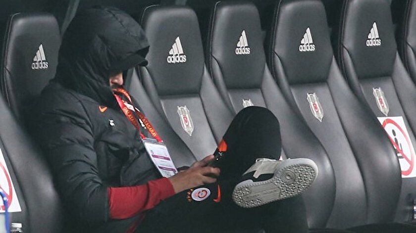 Derbide Galatasarayın yedek kulübesinde dikkat çeken detay