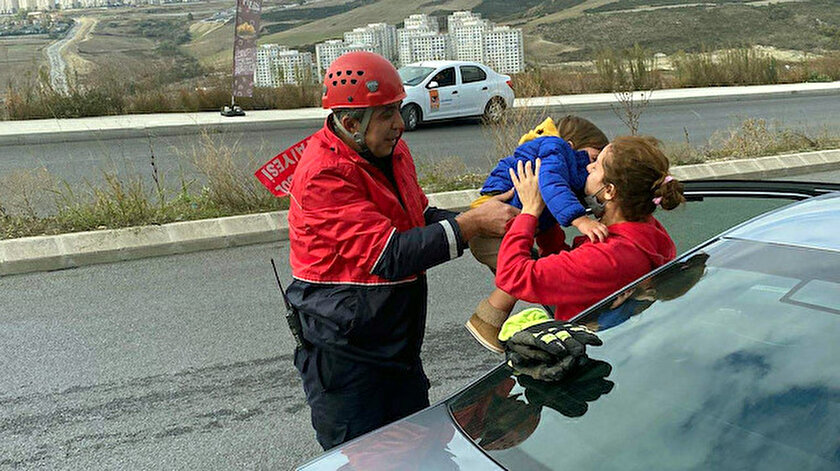 Otomobilde mahsur kalan bebeği itfaiye kurtardı