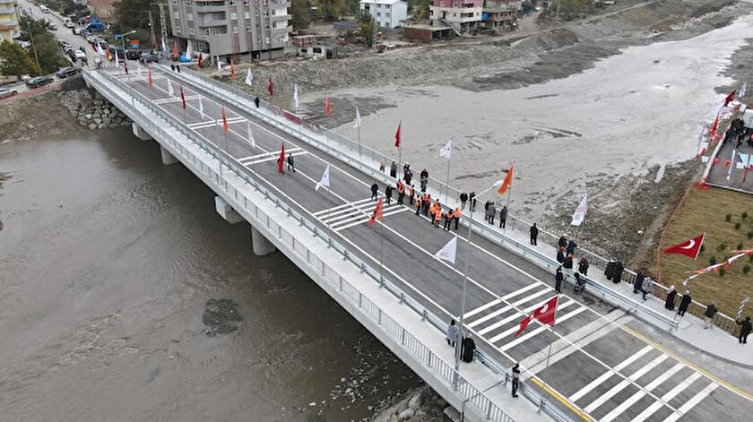 İki şehri birbirine bağlayan köprü yeniden inşa edildi: Açılışını Bakan Karaismalioğlu yaptı