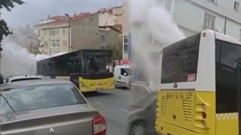 Arızalanan İETT otobüsü sokağı duman altında bıraktı