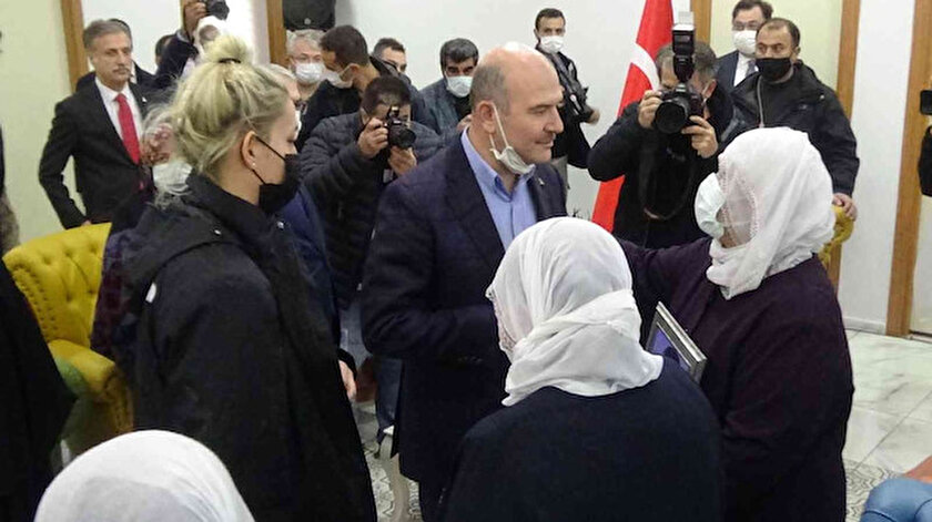 İçişleri Bakanı Soylu, Muşta çocukları için HDP önünde eylem yapan ailelerle görüştü: Bunu ancak ana yüreği yapar