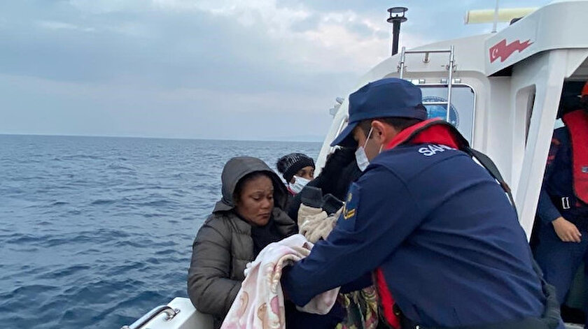 Yunan askerlerinin geri ittiği 157 göçmeni Türk Sahil Güvenliki kurtardı
