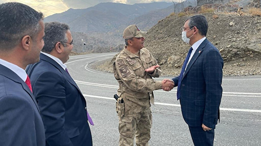 CHP heyetinden Mehmetçike ziyaret: PKKyı destekleyen Sezgin Tanrıkulunun üs bölgesine gitmesi tepki topladı