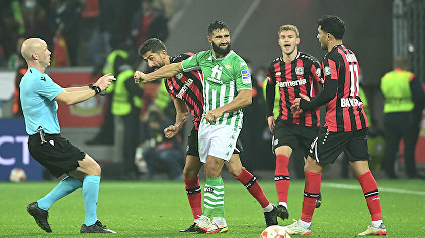Avrupa Ligi maçında kavga: Türk asıllı futbolcunun kulağını kopartmaya çalıştı