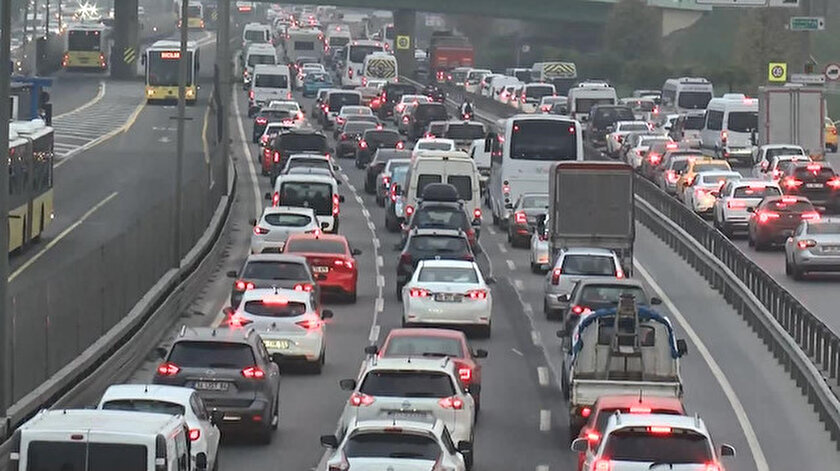 İstanbulda toplu taşımada ve trafikte yoğunluk