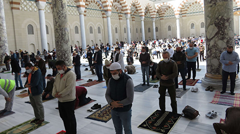 Diyanet cemaatlerde mesafe kurallarını kaldırdı: Saflar sıklaşıyor