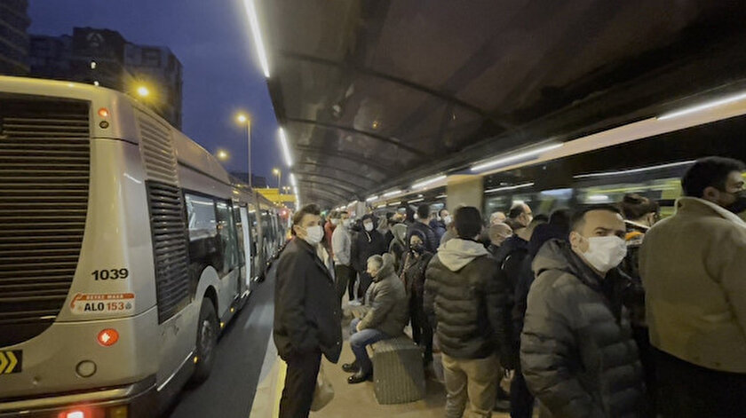 Yenibosnada metrobüs arızası vatandaşı isyan ettirdi