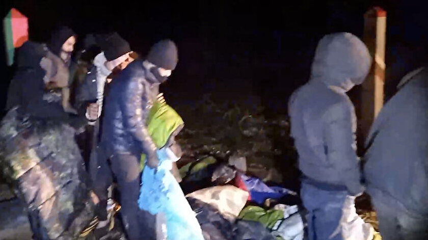 Sınırda dehşete düşüren görüntü: Vahşice dövdükleri göçmenin üzerine köpek saldılar