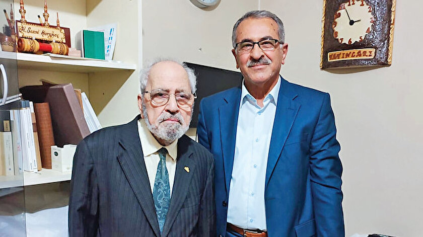 Üstat Sezai Karakoç kırık gözlüğünü telle tuttururdu