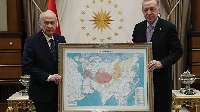 Erdoğan ve Bahçeli&#39;nin &quot;Türk Dünyası&quot; haritasıyla pozu Yunanistan&#39;ı rahatsız etti: &#39;kışkırtıcı&#39; olarak nitelendirdiler - Yeni Şafak