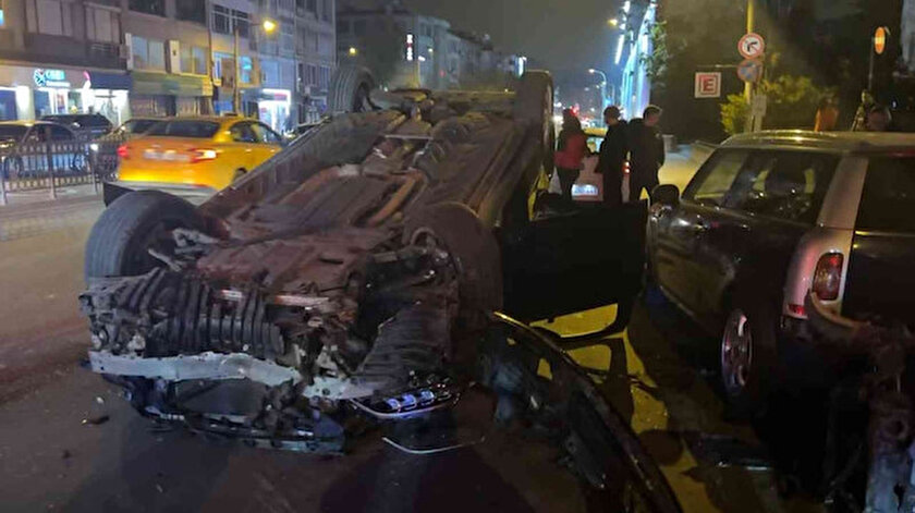 Hız yapan lüks otomobil sürücüsü 4 araca çapıp takla attı: 1 yaralı
