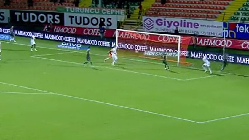 Alanyaspor-Beşiktaş maçında ilginç anlar: Top üst üste direkten döndü