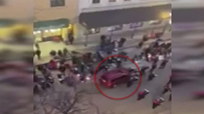 Son dakika... ABDde bir araç noel kutlaması yapan kalabalığa daldı: 1 ölü 20 yaralı var